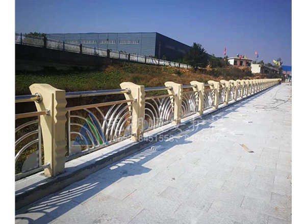 河南洛陽(yáng)道路護(hù)欄